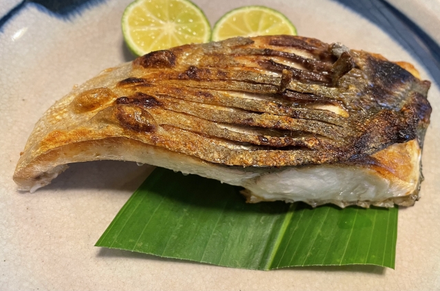 サゴシの塩焼き:素材の旨みを引き出すシンプルな一品