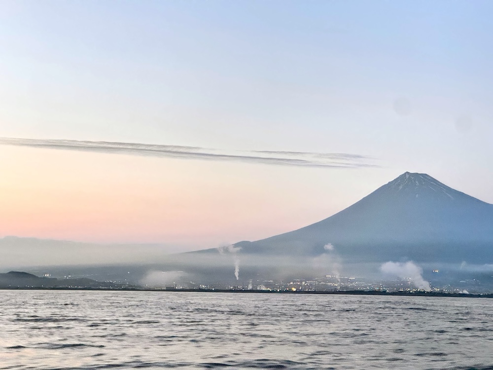沖からみた富士山と富士市の街並み