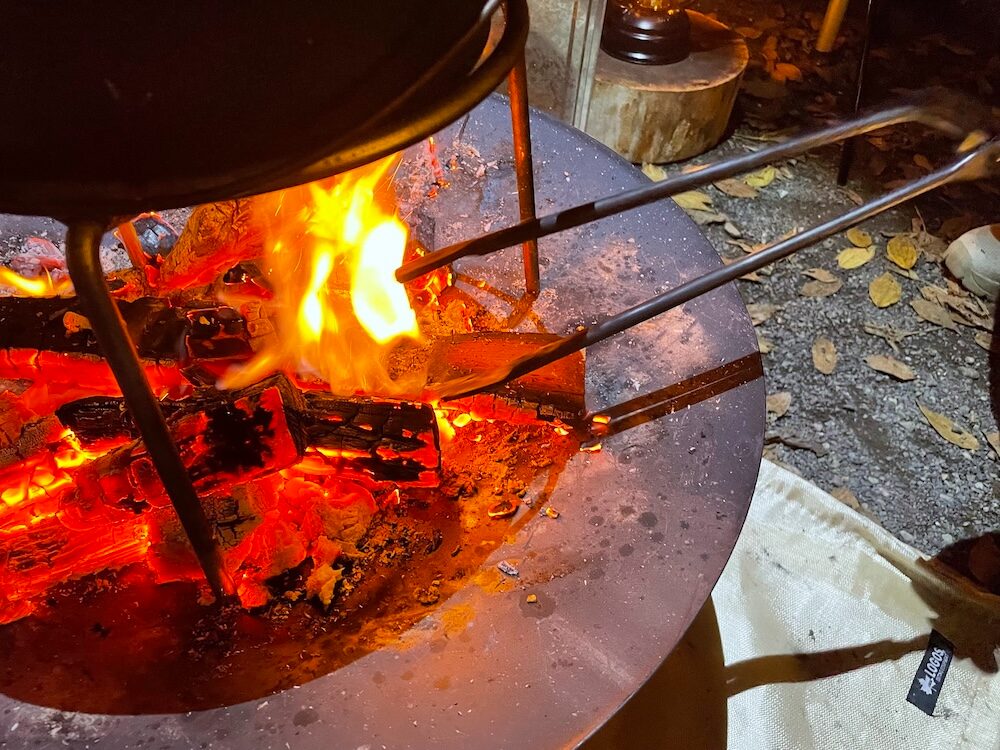 火バサミがあれば炭の扱いも安心!
