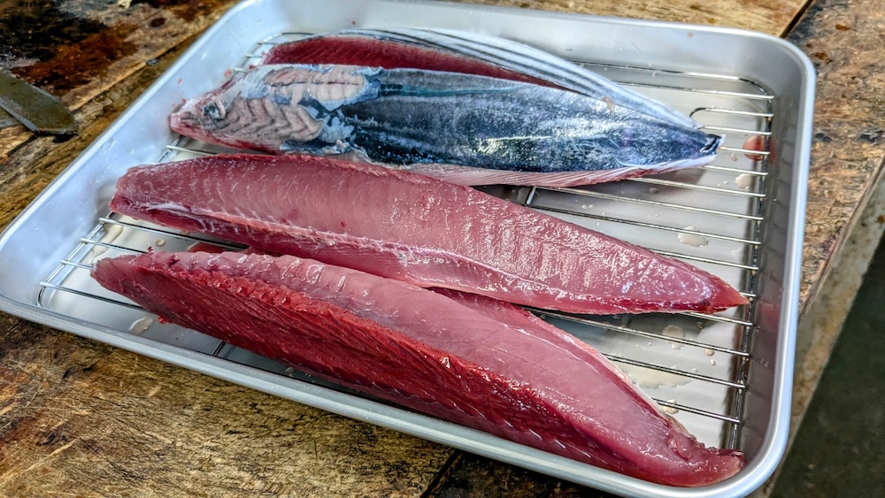 身のハリと色つや|赤みが鮮やかで弾力があるか