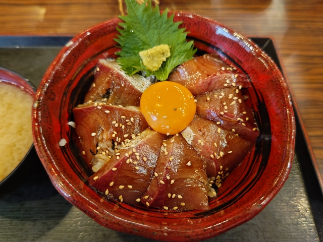 ハマチの漬け丼